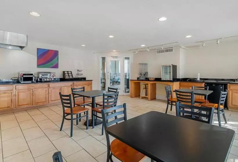 Hotelli Downtown Dover Inn