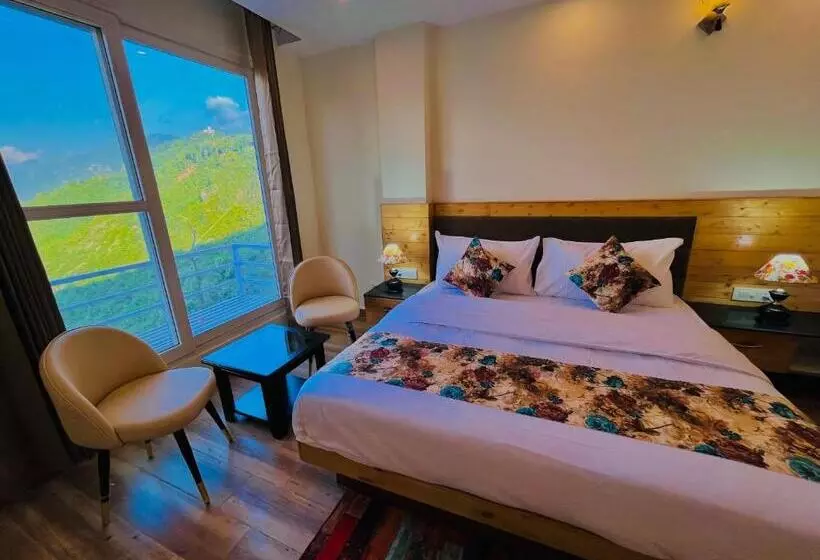 Hotelli Pinerock Resort, Mussoorie ! Luxury Rooms ! Mountain View ! Open Terrace ! Cafe