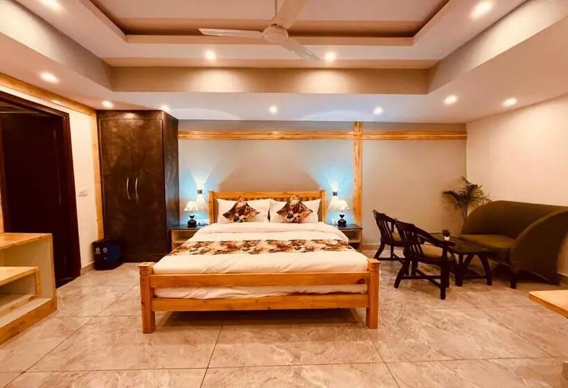 Hotelli Pinerock Resort, Mussoorie ! Luxury Rooms ! Mountain View ! Open Terrace ! Cafe