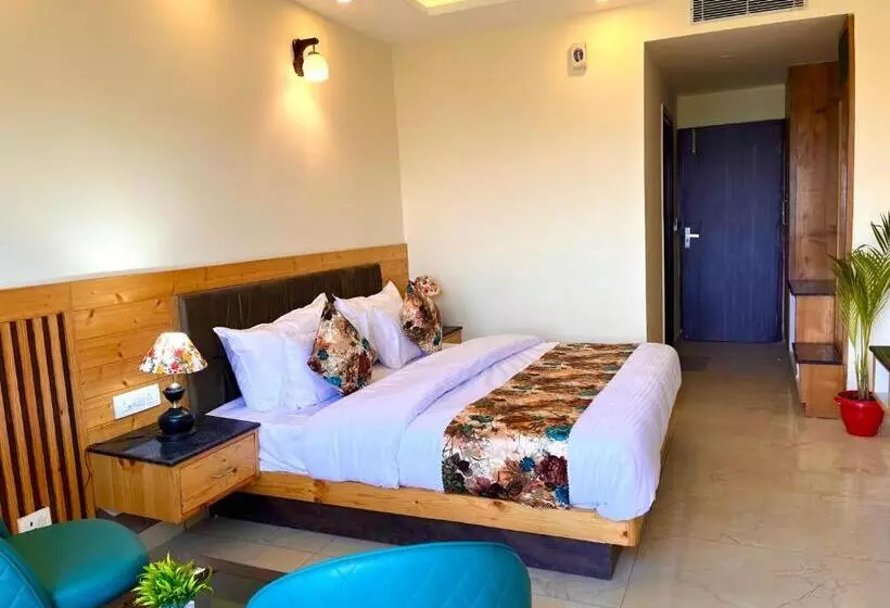 Hotelli Pinerock Resort, Mussoorie ! Luxury Rooms ! Mountain View ! Open Terrace ! Cafe