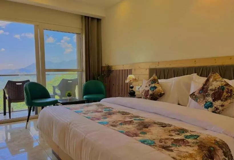 Hotelli Pinerock Resort, Mussoorie ! Luxury Rooms ! Mountain View ! Open Terrace ! Cafe