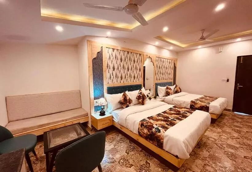 Hotelli Pinerock Resort, Mussoorie ! Luxury Rooms ! Mountain View ! Open Terrace ! Cafe