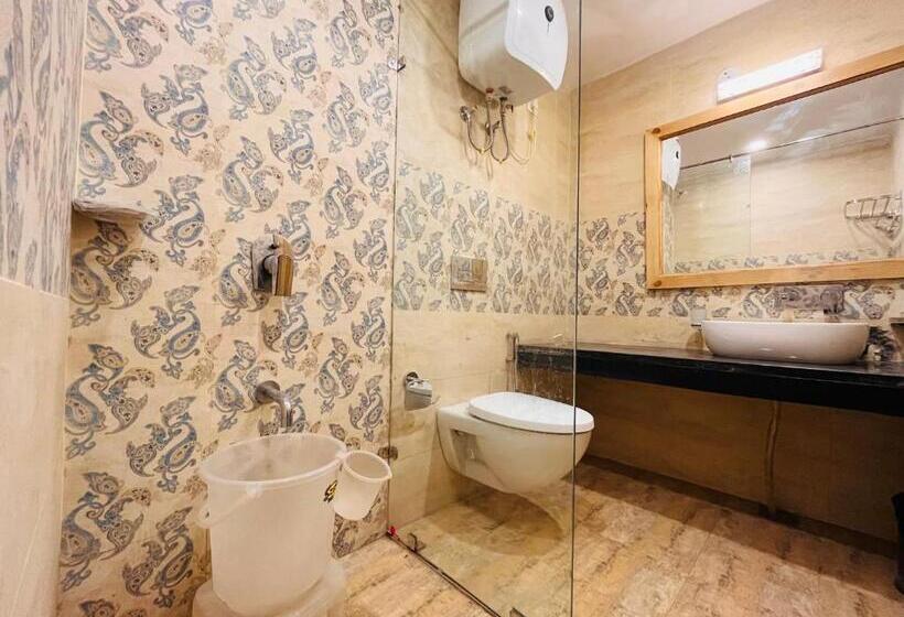 Hotel Pinerock Resort, Mussoorie ! Luxury Rooms ! Mountain View ! Open Terrace ! Cafe