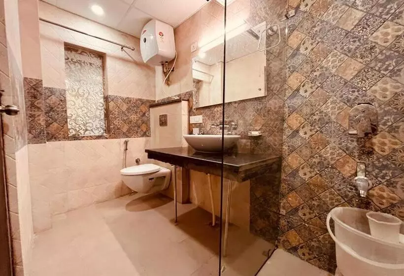 Hotelli Pinerock Resort, Mussoorie ! Luxury Rooms ! Mountain View ! Open Terrace ! Cafe
