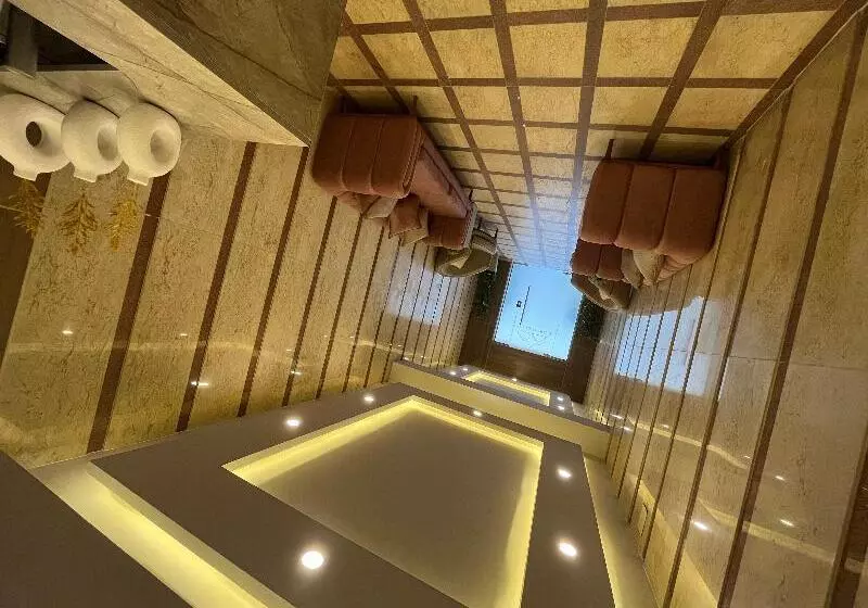 The Gate Hotel Front Pyramids & Sphinx View