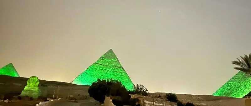 The Gate Hotel Front Pyramids & Sphinx View