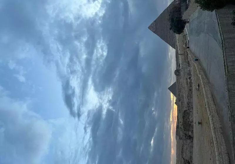 The Gate Hotel Front Pyramids & Sphinx View