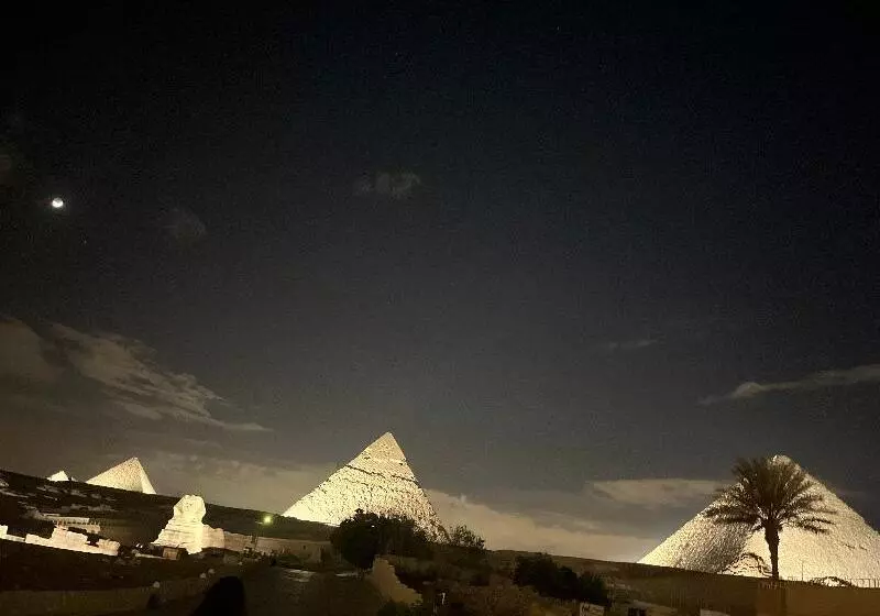 The Gate Hotel Front Pyramids & Sphinx View