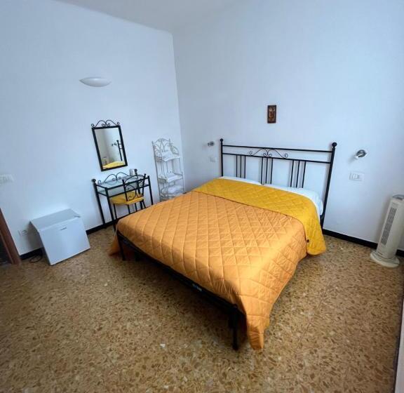 פנסיון Yolo Rooms