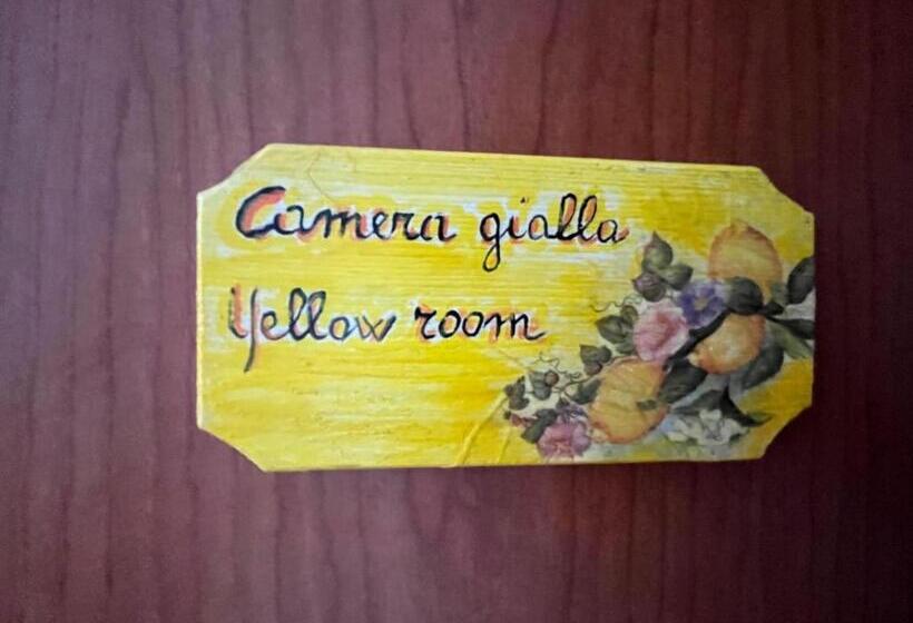 פנסיון Yolo Rooms