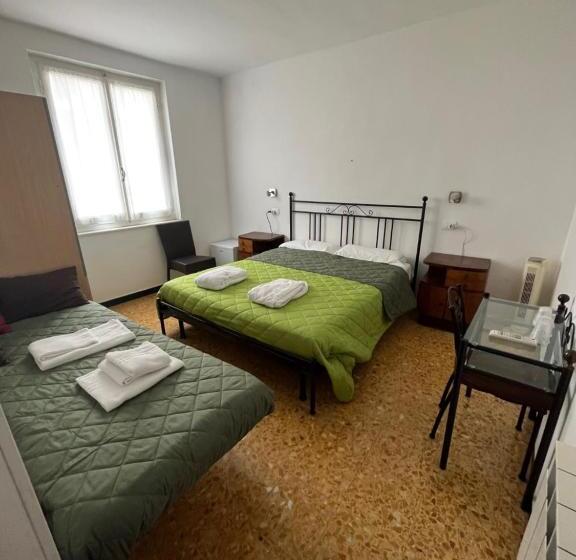 פנסיון Yolo Rooms