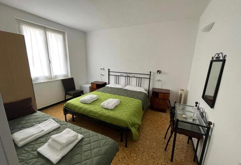 פנסיון Yolo Rooms