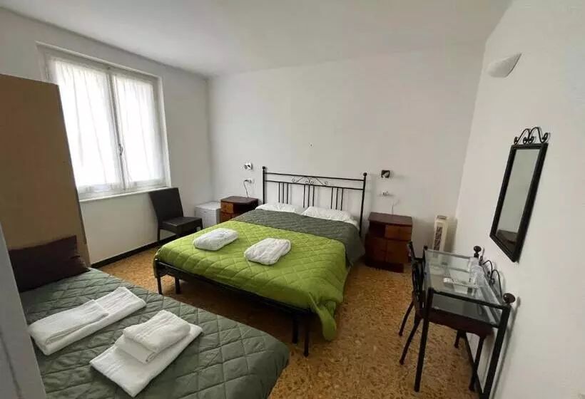 پانسیون Yolo Rooms
