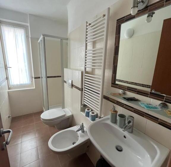 פנסיון Yolo Rooms