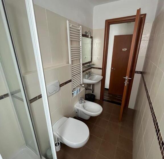 פנסיון Yolo Rooms