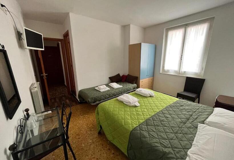 פנסיון Yolo Rooms