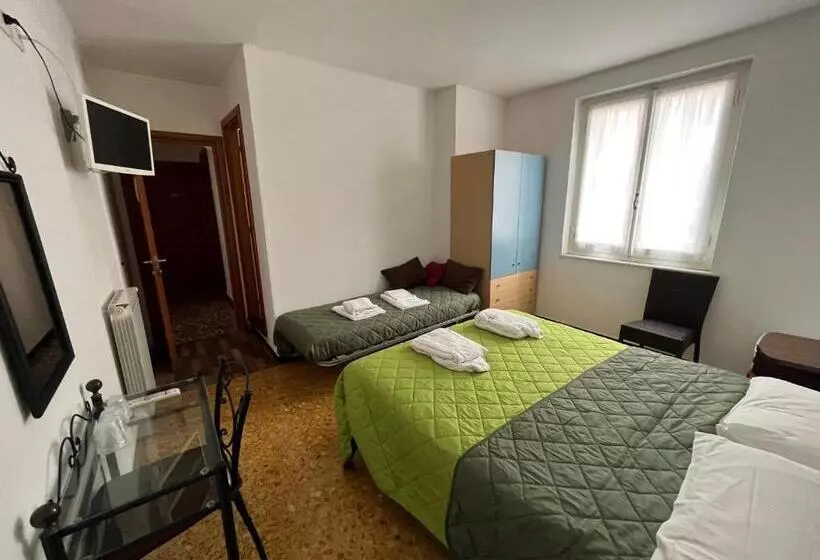 پانسیون Yolo Rooms