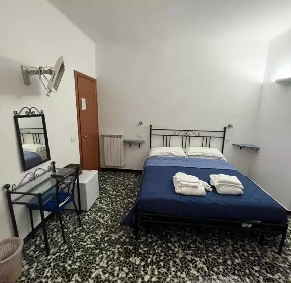 پانسیون Yolo Rooms