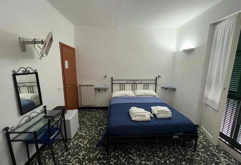 פנסיון Yolo Rooms