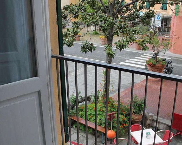 פנסיון Yolo Rooms