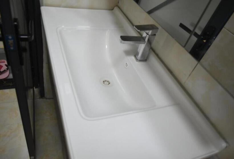 مبيت وإفطار Bwami Dubai Hotel Kasulu