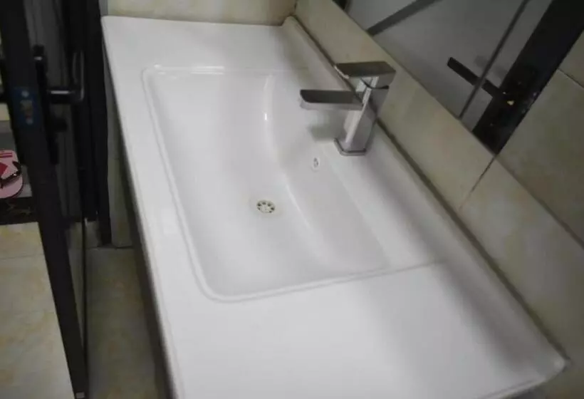 تختخواب و صبحانه Bwami Dubai Hotel Kasulu