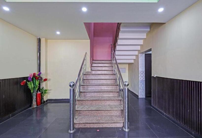 Отель Spot On 81091 Gmall