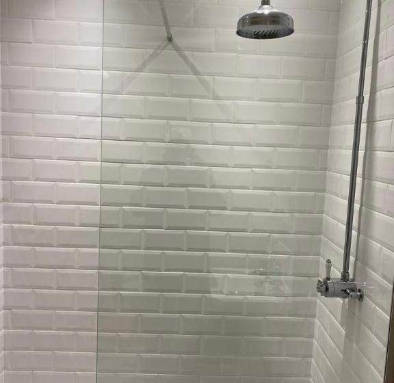 Bed and Breakfast ‘the Retreat” At The Rose @ Crown