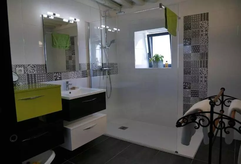 ペンション Suite De Charme Dans Une Maison Fortifiée Du Xvème Siècle, Entre Nancy Et Metz, Vue Sur La Moselle