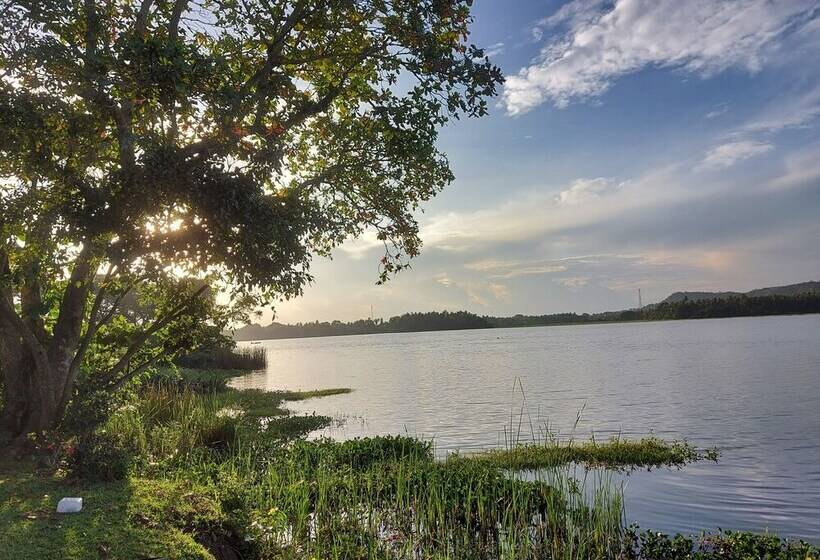 فندق Gagees Lake View Cabana