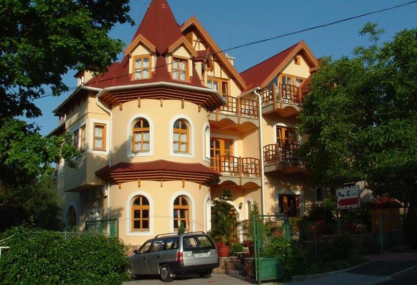 پانسیون Castle House
