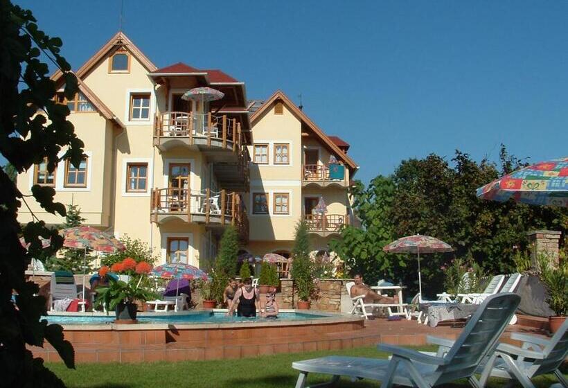 پانسیون Castle House