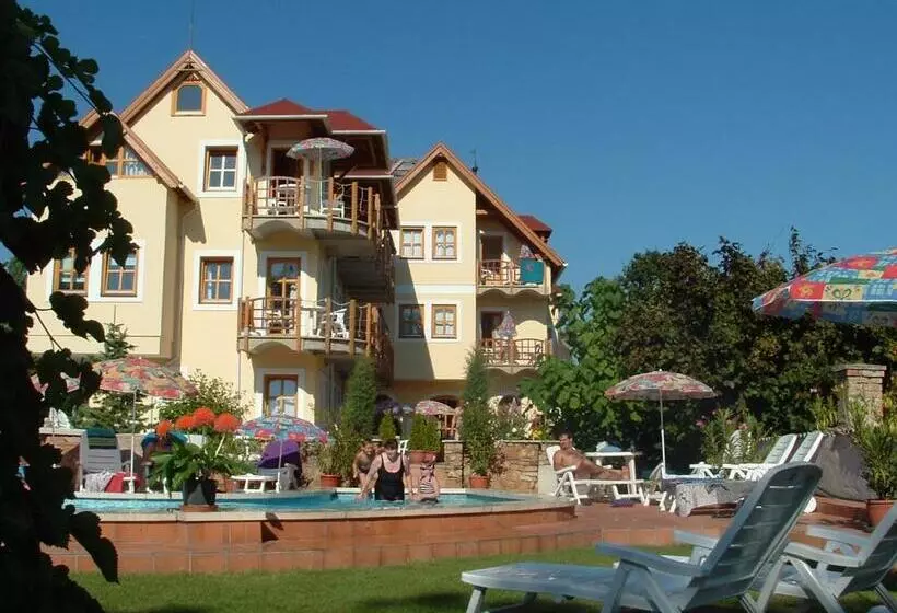 پانسیون Castle House