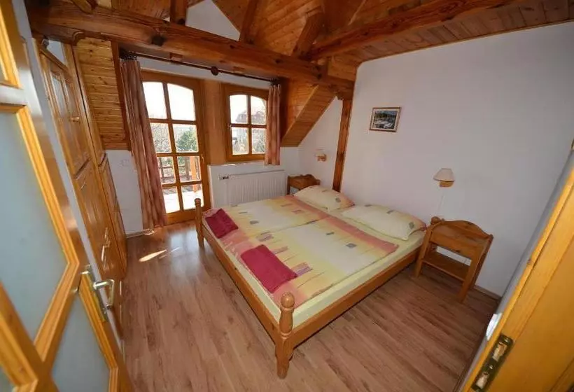پانسیون Castle House