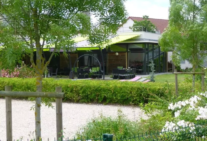 Hotelli Logis Hôtel Terre De Loire