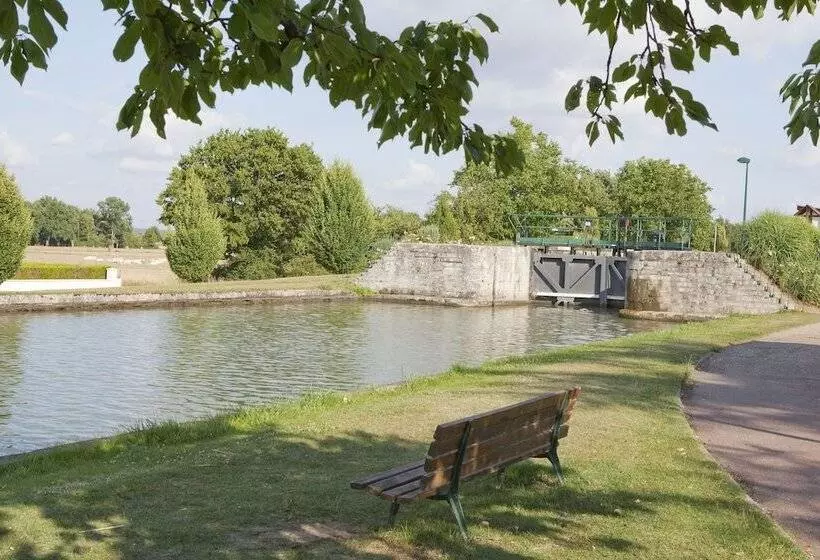 Hotelli Logis Hôtel Terre De Loire
