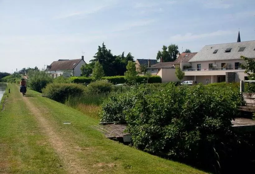 Hotelli Logis Hôtel Terre De Loire