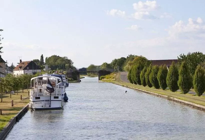 Hotelli Logis Hôtel Terre De Loire