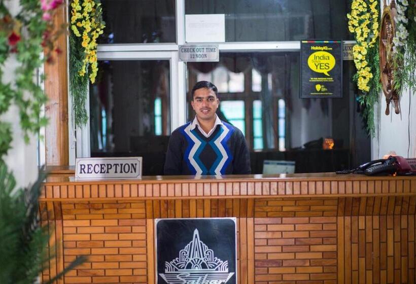 בית מלון כפרי Satkar Residency