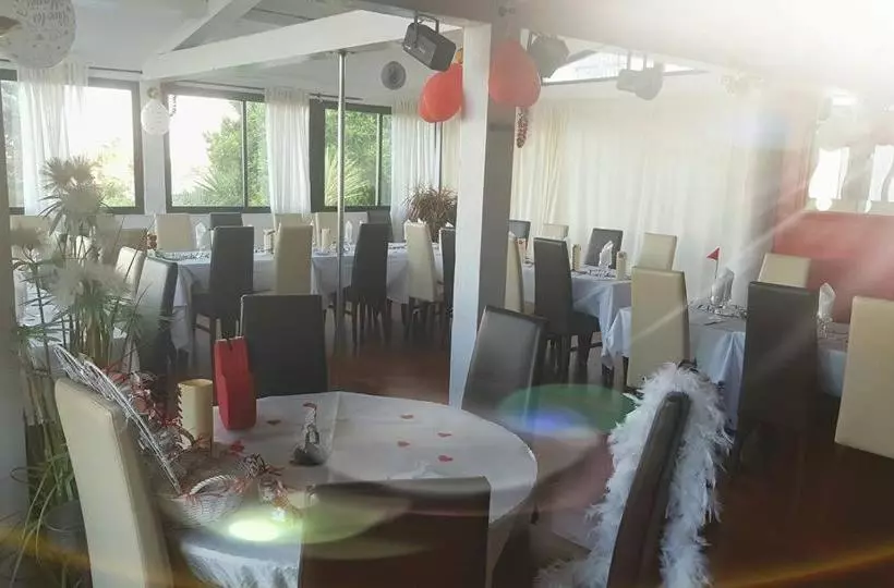 ホテル Auberge Villa Montaleigne