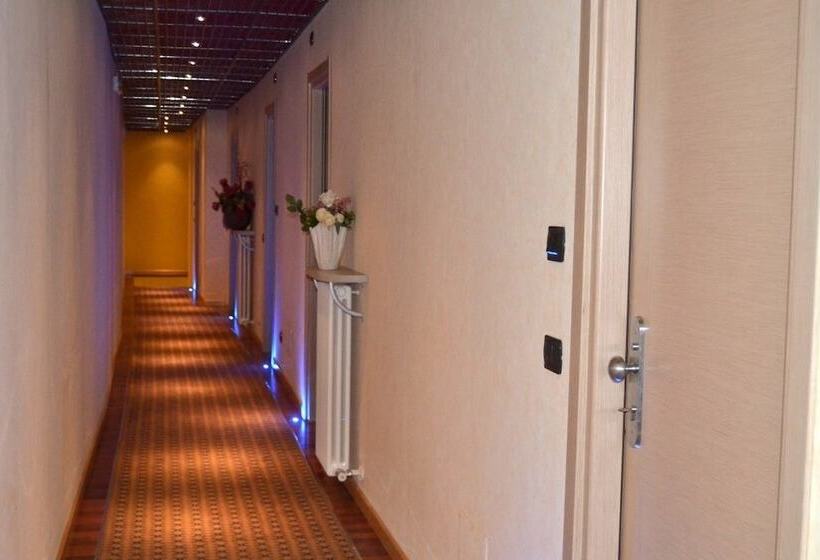 Отель Italia 30