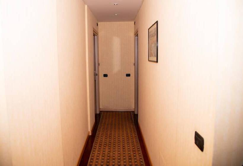 Отель Italia 30