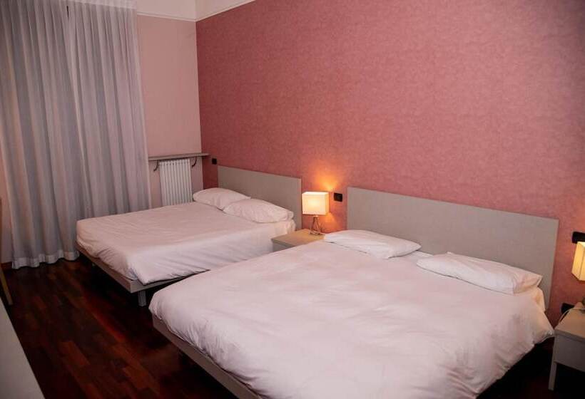 Отель Italia 30