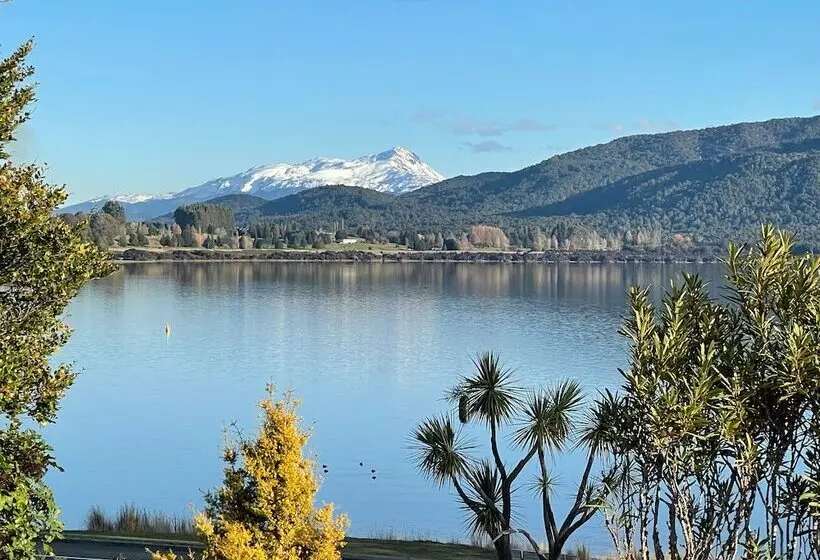 ホテル Te Anau Lakefront Backpackers