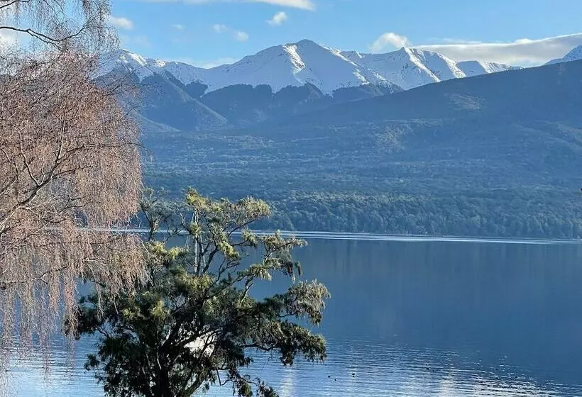 ホテル Te Anau Lakefront Backpackers