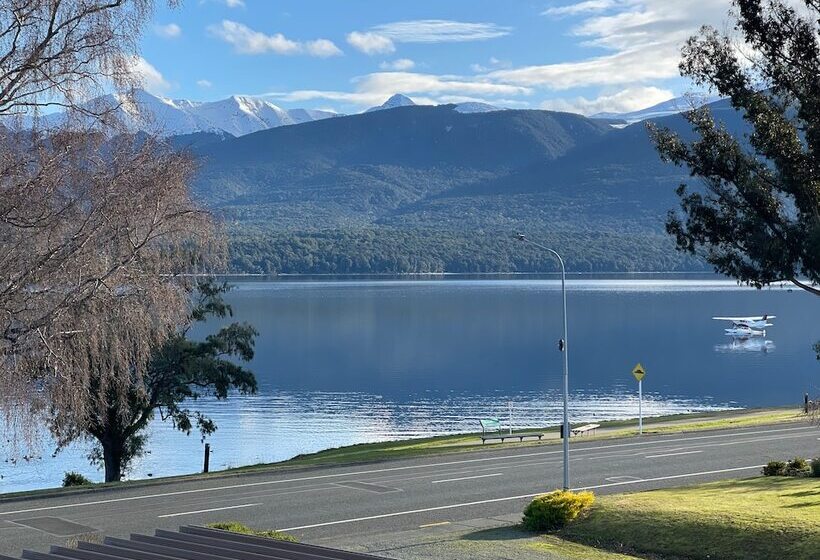 Hotel Te Anau Lakefront Backpackers