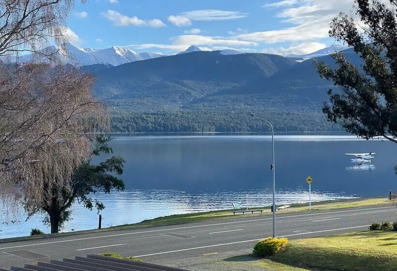 ホテル Te Anau Lakefront Backpackers