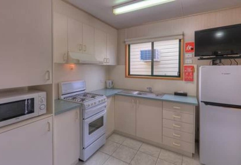 Отель Airport Tourist Village Melbourne