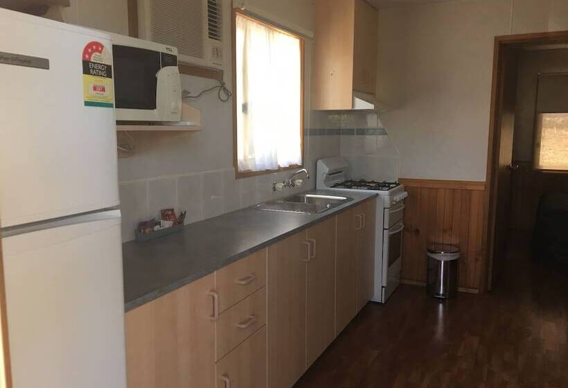 Отель Airport Tourist Village Melbourne