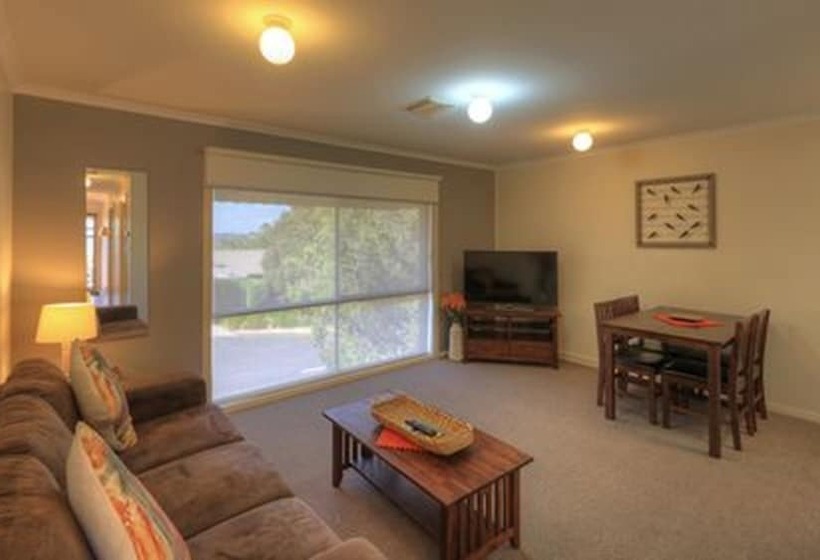 Отель Airport Tourist Village Melbourne